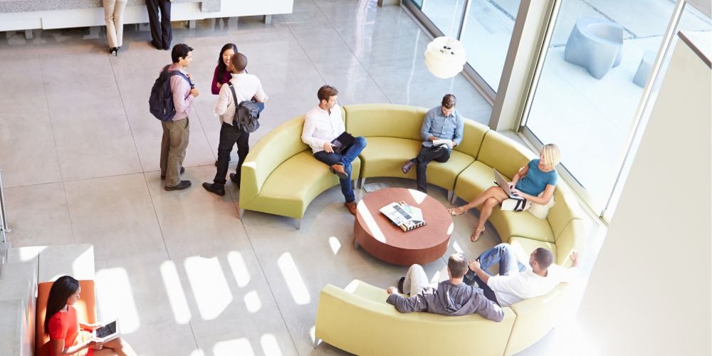 Hall d'accueil d'un immeuble de bureaux moderne avec des personnes