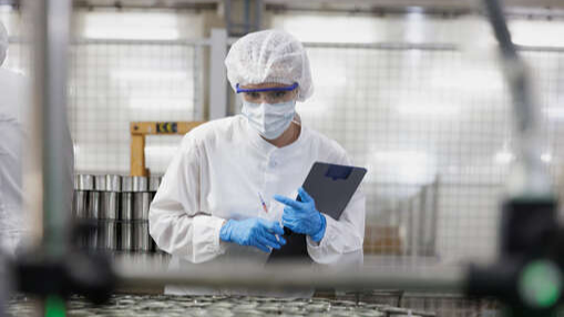 Inspection de la ligne de production dans une usine de transformation alimentaire 